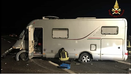 Camper contromano si schianta in autostrada: morta una donna, due feriti gravi