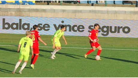 La capolista cade al Dei Marmi: decide il gol di Bouah allo scadere foto