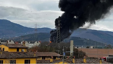 Esplosione in un deposito Eni a Calenzano (Firenze), A1 chiusa e stop ai treni. Allertati gli ospedali, diverse persone ustionate