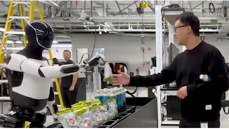 Il robot Optimus di Elon Musk al lavoro: solleva pesi e serve acqua e snack ai lavoratori di una fabbrica