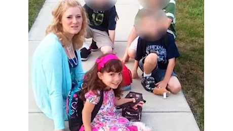 L'incredibile odissea della bambina nana costretta a vivere da sola: «Devi dire che hai 22 anni e hai cercato di uccidere la tua famiglia»