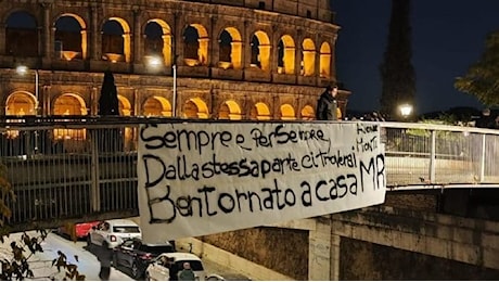 FOTO - Spunta uno striscione per Ranieri al Colosseo: Dalla stessa parte ci troverai