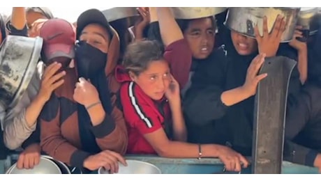 IL VIDEO. Gaza senza cibo, la disperata distribuzione a Khan Yunis