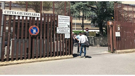 Roma, molestava le alunne 11enni della scuola cattolica durante le interrogazioni: chiesto il giudizio per il prof