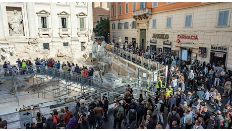 Fontana di Trevi, inaugurata la passerella (per 130 persone): multa di 50 euro per chi segue il tradizionale lancio della monetina