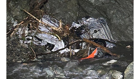 Le immagini dell’auto del disperso trovata letteralmente accartocciata dalla forza dell’acqua – VIDEO E FOTO