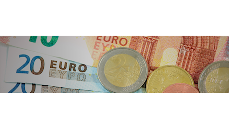 Euro ai minimi da giugno contro il dollaro