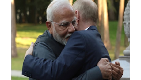 Il premier indiano Modi in visita a Mosca: l'abbraccio stretto con Putin