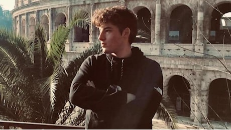 C’è un pirata della strada dietro la morte in scooter di Giovanni Vittore a 21 anni a Bari: fermato un uomo per omicidio stradale. La verità in un video