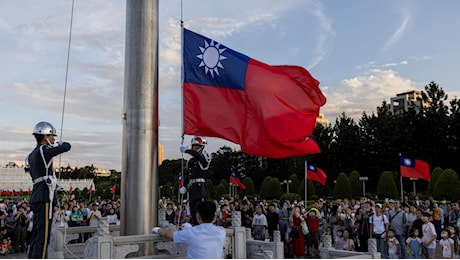 Taiwan in stato di allerta: una portaerei cinese nelle acque a sud dell’isola