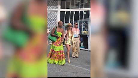 Jennifer Lopez a Sorrento: shopping con gli amici e la scorta