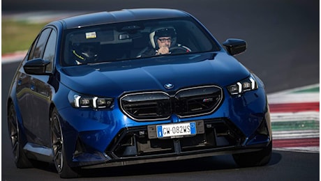 727 CV e una guida che lascia senza parole: in pista con la nuova BMW M5