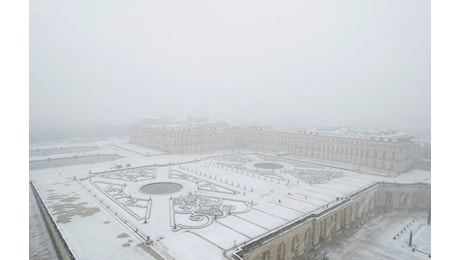 Ondata di gelo in Francia: disagi nel nord del Paese, la neve arriva anche a Parigi [FOTO E VIDEO]