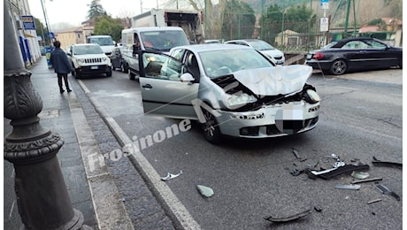 Isola del Liri – Tamponamento tra auto su via Tavernanova, traffico in tilt