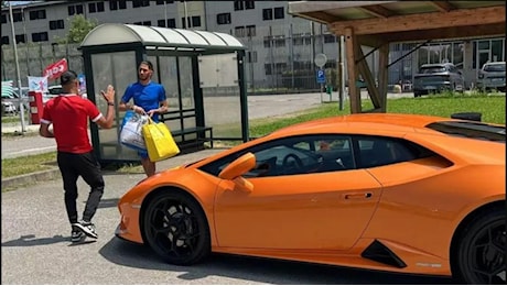 Baby Gang esce dal carcere di Busto Arsizio: ad attenderlo un amico con una Lamborghini arancione