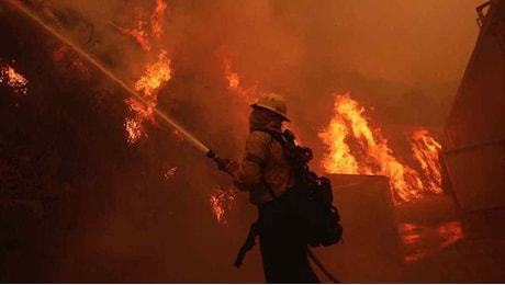 Los Angeles, è stato di emergenza: 30 mila sfollati per un vasto incendio