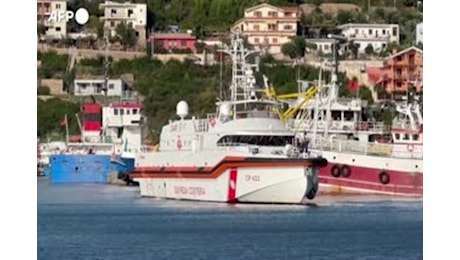 Albania, partita la motovedetta che riporta i 12 migranti in Italia