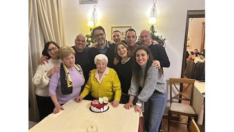 Lamezia, ex alunni festeggiano con la maestra i suoi 95 anni