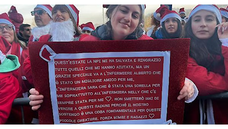 Torino si colora di rosso con diecimila Babbo Natale: festa per i bimbi del Regina Margherita