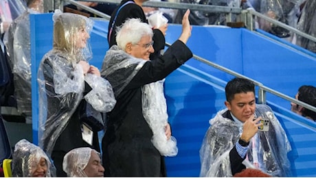 Mattarella sfida la pioggia: alla cerimonia sotto l'acqua per applaudire gli azzurri