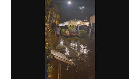 Nubifragio a Roma, il locale diventa una piscina - Video