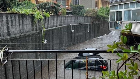 Auto trascinate in mare da fiumi d'acqua: in strada naviga anche una barca