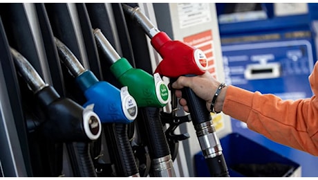 Carburanti, nuovi ritocchi al ribasso. Benzina self service a 1,697 euro/litro, diesel self a 1,588 euro/litro