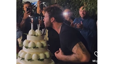 Stefano De Martino compie 35 anni e spegne le candeline su una torta di delizie al limone della Pasticceria Pansa di Amalfi