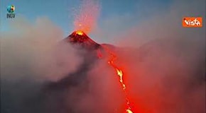 Eruzione Etna, le spettacolari immagini della lava che scende dal vulcano