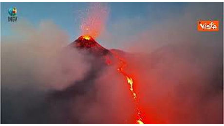 Eruzione Etna, le spettacolari immagini della lava che scende dal vulcano