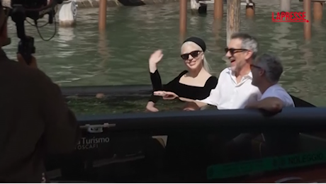 VIDEO Mostra del Cinema, Lady Gaga e Joaquin Phoenix arrivano a Venezia