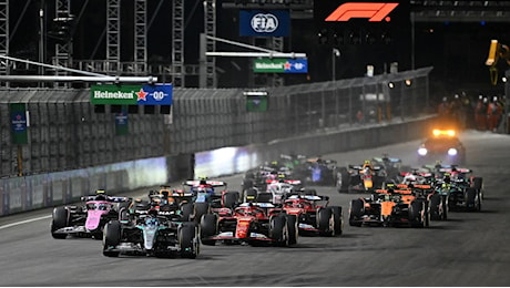 Verstappen campione, doppietta Mercedes nel GP con Russell e Hamilton. Podio per Sainz