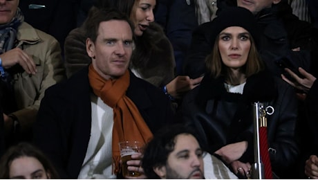 Keira Knightley, Michael Fassbender allo stadio di Como la tribuna sembra Hollywood