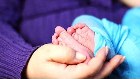 Partorisce per strada e si ripara dal freddo in un cantiere, salvati mamma e figlio