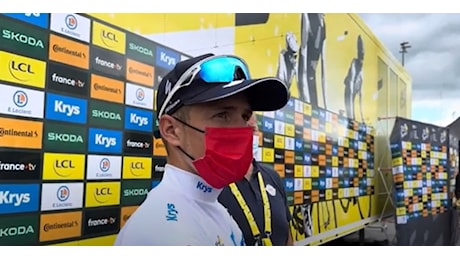 Tour de France 2024, Remco Evenepoel torna alla mascherina in zona mista: “Il Covid può arrivare da persone esterne alla squadra, non vogliamo alcun rischio”