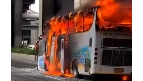 Bus in gita scolastica a fuoco vicino a Bangkok