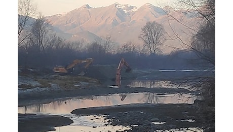 Grave incidente sul lavoro a Traona: escavatore si ribalta nel fiume Adda