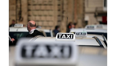 Taxi a Roma, code e disagi per poche licenze. Come funziona nelle altre città e in Europa
