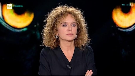 Valeria Golino a Belve: “Scamarcio dice che il nostro amore non finisce mai? È un attore molto bravo”