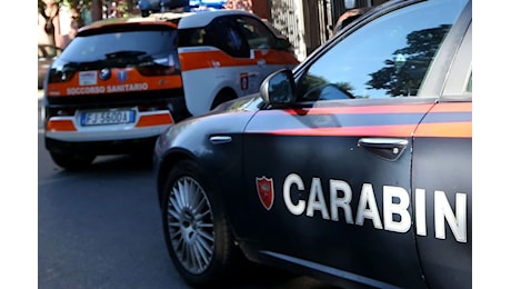 Non dice a nessuno che la moglie è morta e veglia sul suo cadavere per mesi: indagano i carabinieri