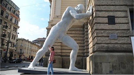 The Watcher: le sculture monumentali di Giannelli in mostra a Pietrasanta