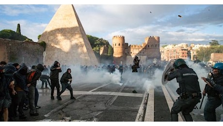 Scontri a corteo pro Pal a Roma, domiciliari al 24enne arrestato