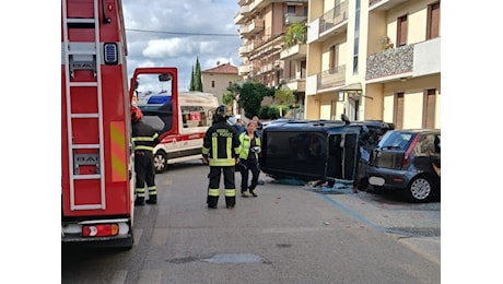 Grave incidente a Prato: auto finisce sulle vetture parcheggiate, muore un uomo di 77 anni