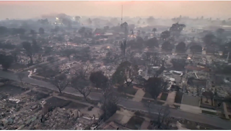 La devastazione dell'incendio di Los Angeles visto dal drone