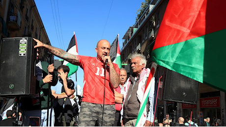 La procura di Milano apre un fascicolo dopo la manifestazione dei ProPal e i cartelli sugli “agenti sionisti”: denunciato Chef Rubio