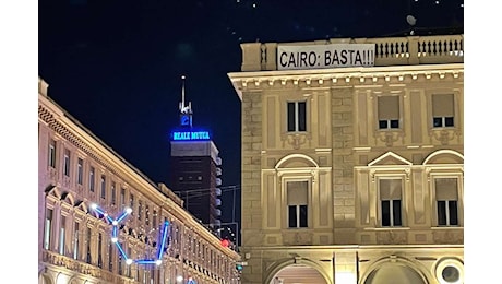 Cairo: basta!!!. Lo striscione in Piazza San Carlo