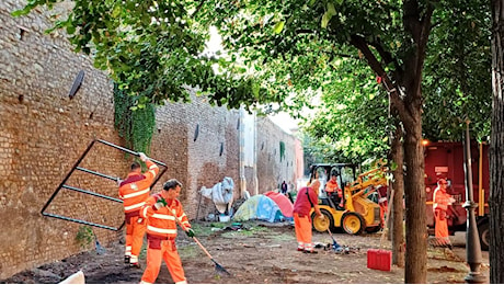 Castro Pretorio, sgomberate due tendopoli: in azione task force Ama. Campidoglio: «Ora i lavori per cancellate anti-clochard»