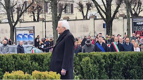 L'omaggio del presidente Mattarella al monumento alle vittime dell'alluvione al parco Carrà