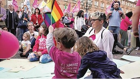 “Noi famiglie arcobaleno perseguitate: il governo criminalizza i nostri figli”. Oggi la protesta in piazza Castello a Torino