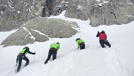 Trenta soccorritori impegnati nelle ricerche di Adamello: individuato uno dei due corpi